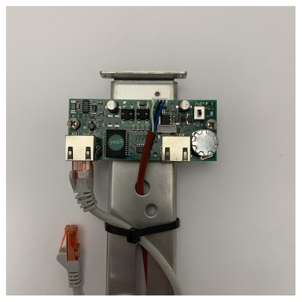 Захранващ адаптер Axis PoE T8133 ��� 30W еднопортов мидспан за надеждна морска мрежа