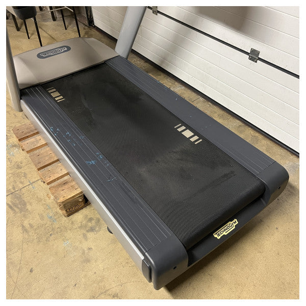 Oanvänt Technogym Run Now 900 löpband grå LED