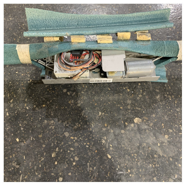 Lewmar ES800 elektrisk skjutöppnings takfönstersystem - 72003385