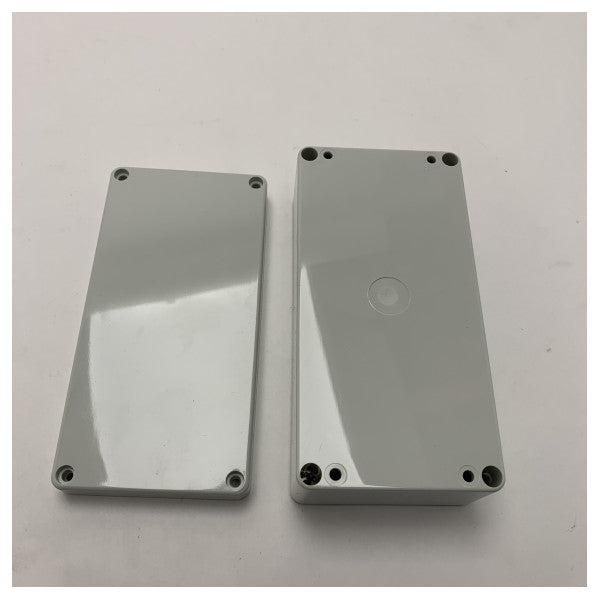 Водонепроницаем поликарбонатен корпус M220KO от морска класа за трайна защита на електрониката