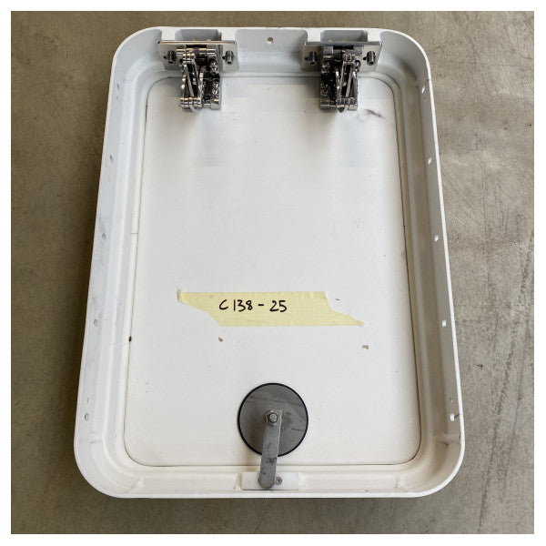 Abertura do acesso ao compartimento do CRN Vertical Gunwale Flat Hatch Pos.25 WHD