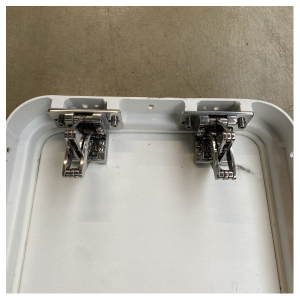 Abertura do acesso ao compartimento do CRN Vertical Gunwale Flat Hatch Pos.25 WHD