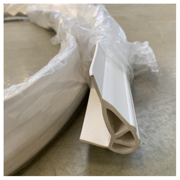 Polyform PG-3 PolyGuard Dok Fender Extrusie - 3 meter Bescherm uw boot en dok met de robuuste en duurzame Polyform PG-3 PolyGuard Dock Fender. Deze hoogwaardige fender, gemaakt van de unieke PolyGuard formule, biedt een superieure bescherming tegen stoten