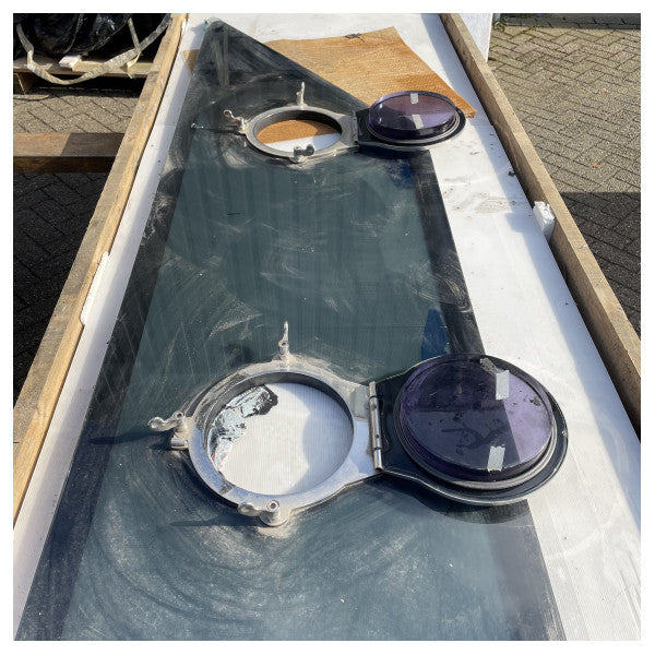 フェレッティ920サイドマウント前面ガラスパネル、開口ポートホール付き - 420407