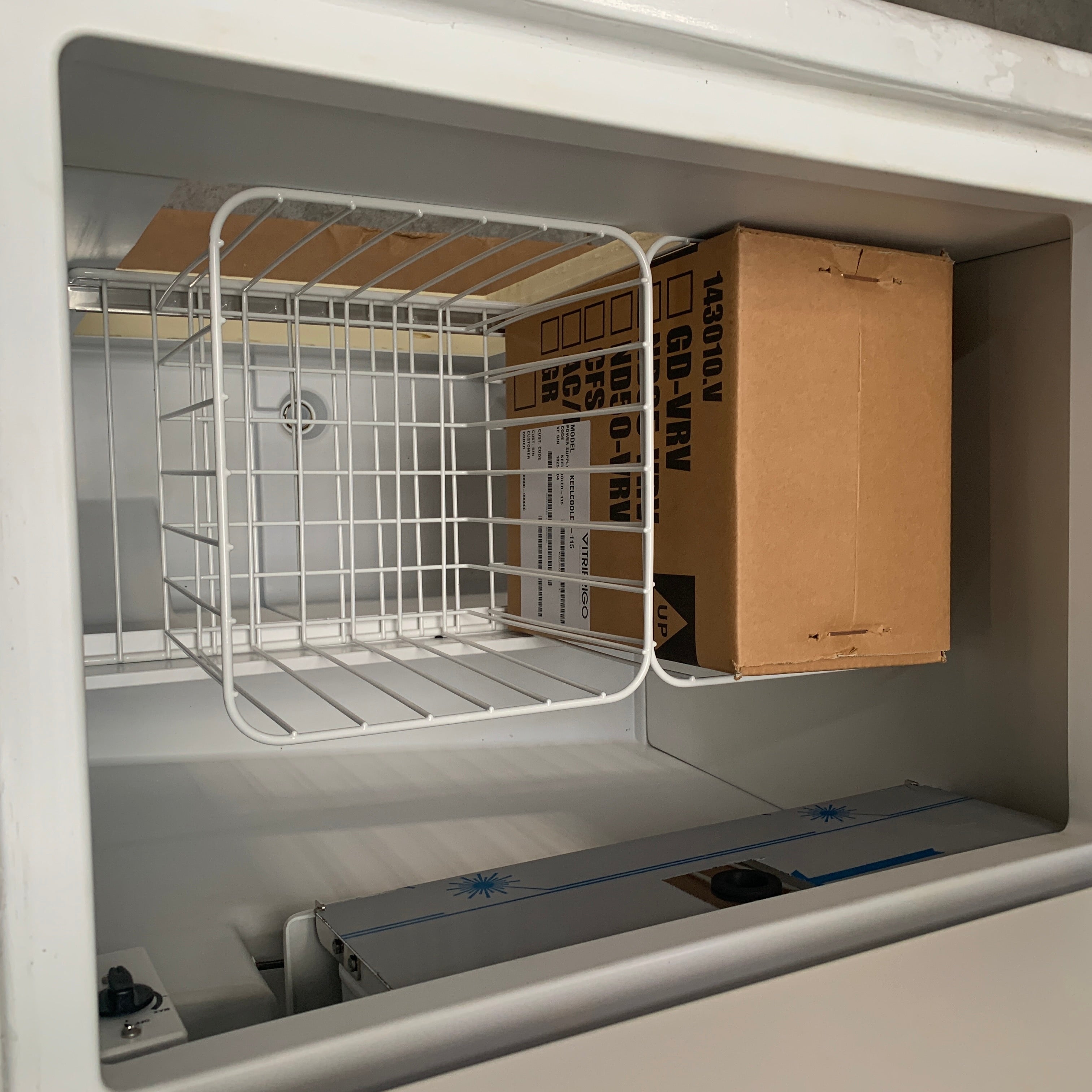 Vitrifrigo JN250 CFS 250L kompresör soğutmalı kapılı buz kutusu 12/24V - 191276