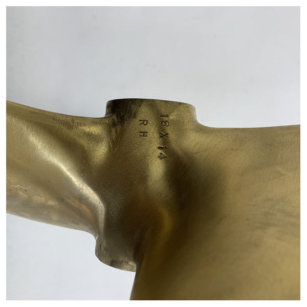 Vetus P3C18X14R 3-siipinen 18 x 14-tuumainen RH 30 mm potkuri (RH)