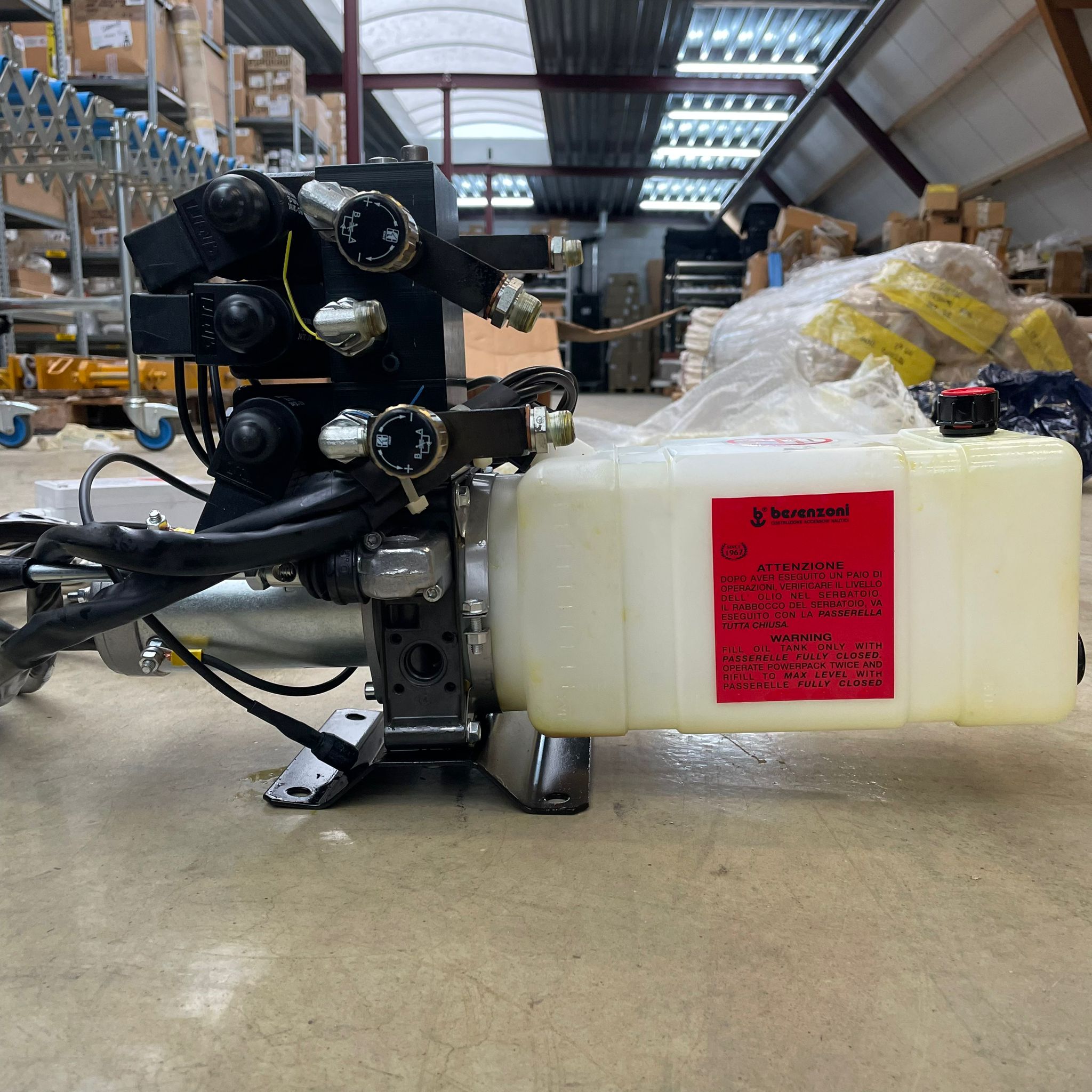 6-функціональний гідравлічний блок Besenzoni 24В з пультом дистанційного керування