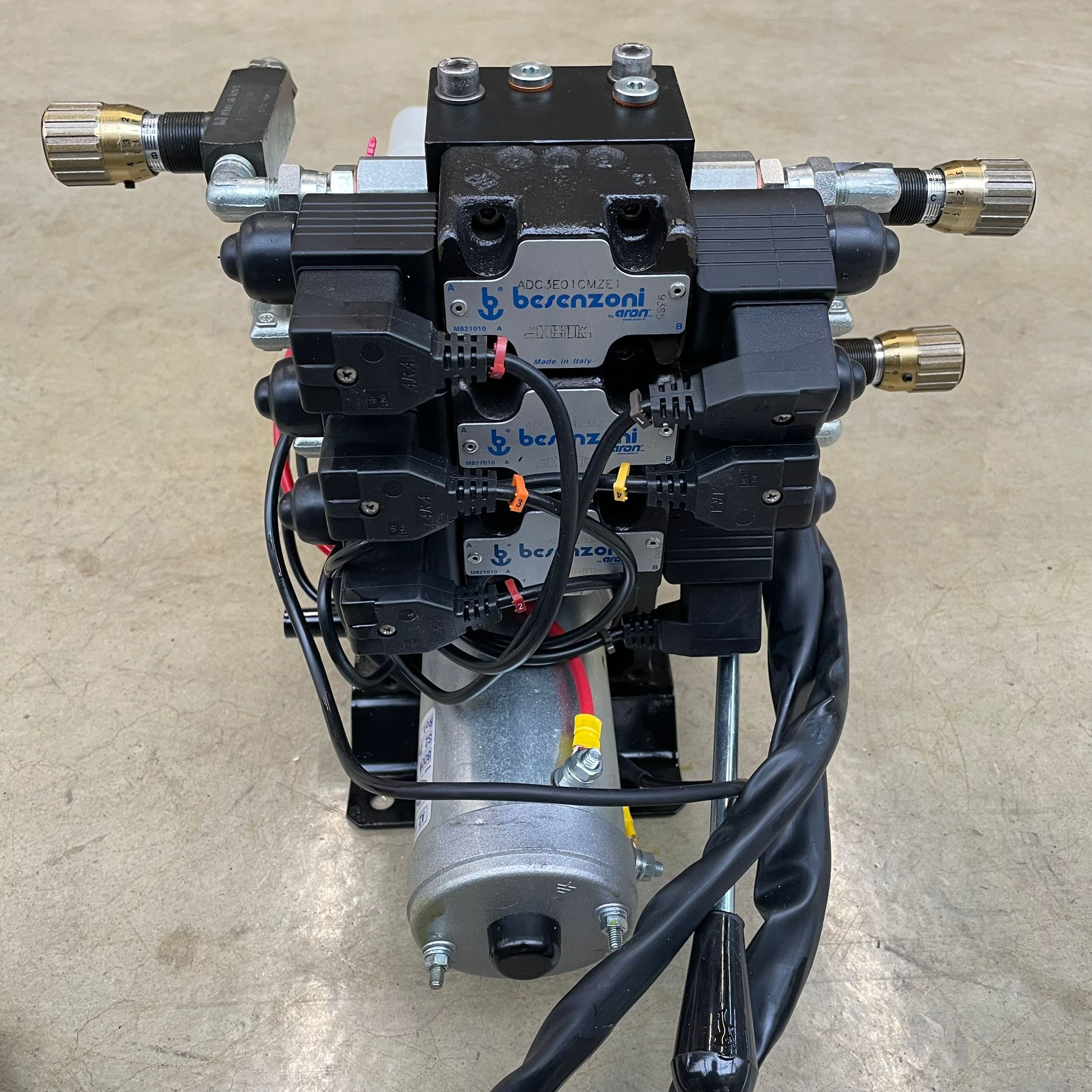 6-функціональний гідравлічний блок Besenzoni 24В з пультом дистанційного керування