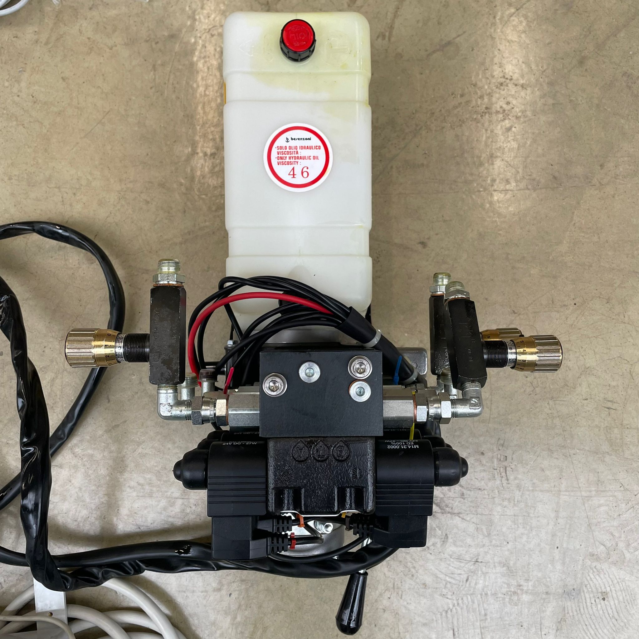 6-функціональний гідравлічний блок Besenzoni 24В з пультом дистанційного керування