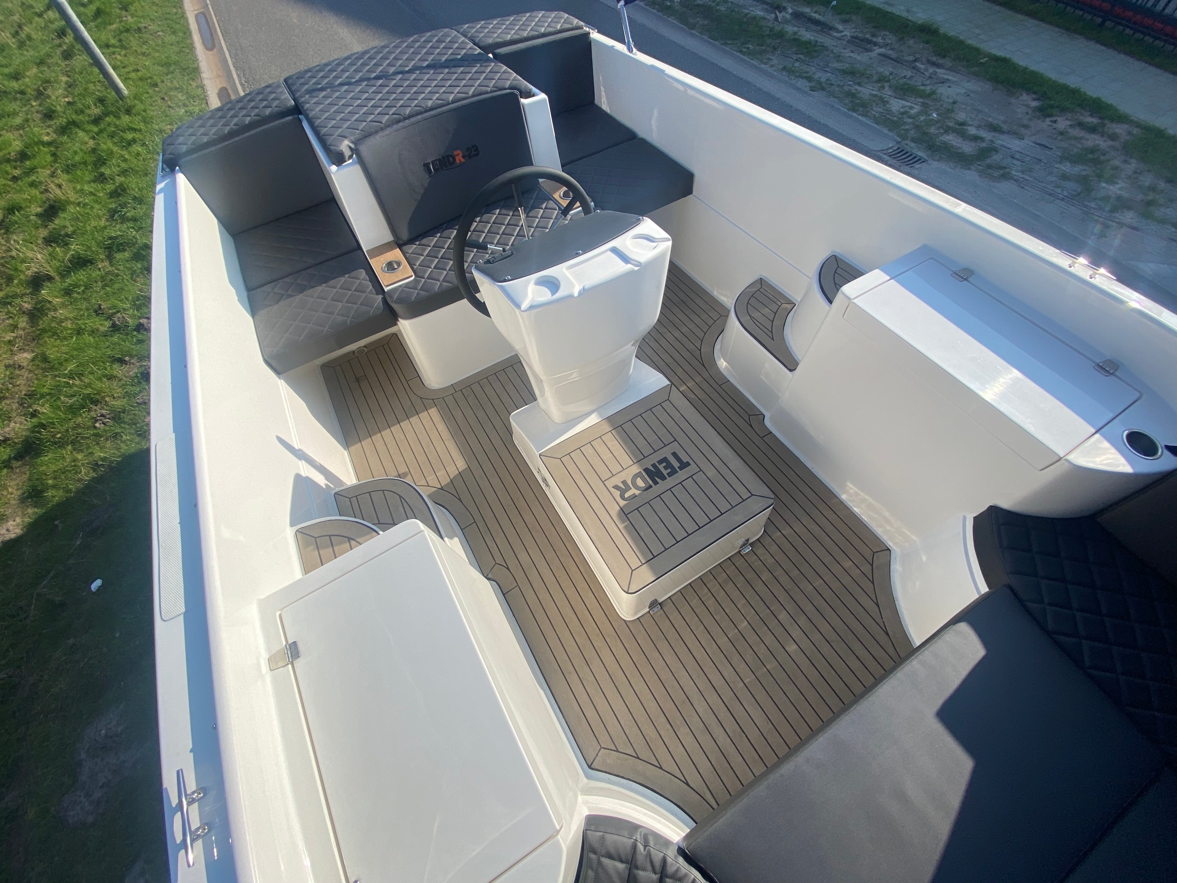 Tendr 23 Outboard 7 mètres Sloop de polyester noir