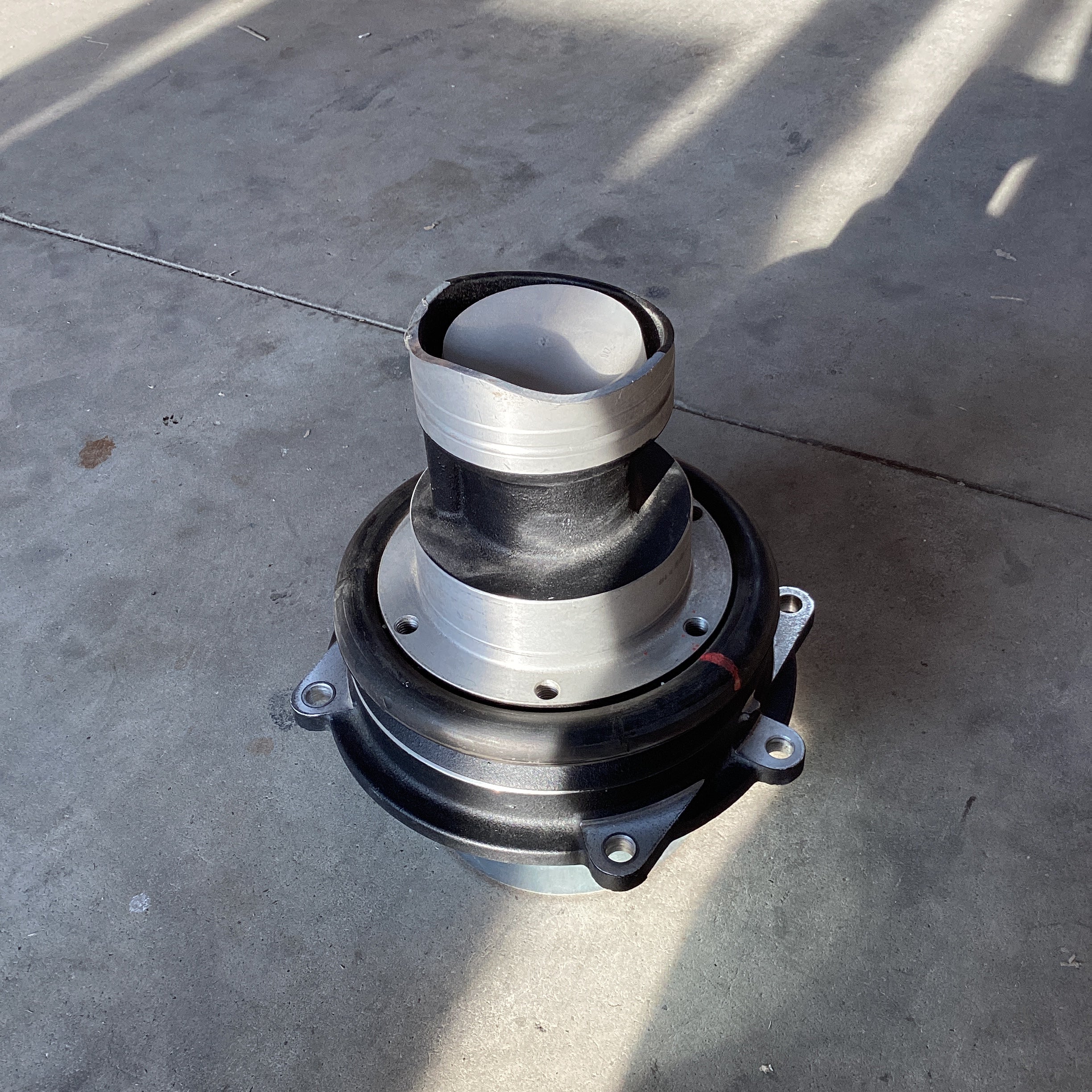 مبيت Volvo Penta IPS الوسيط باللون الأسود - 23247830