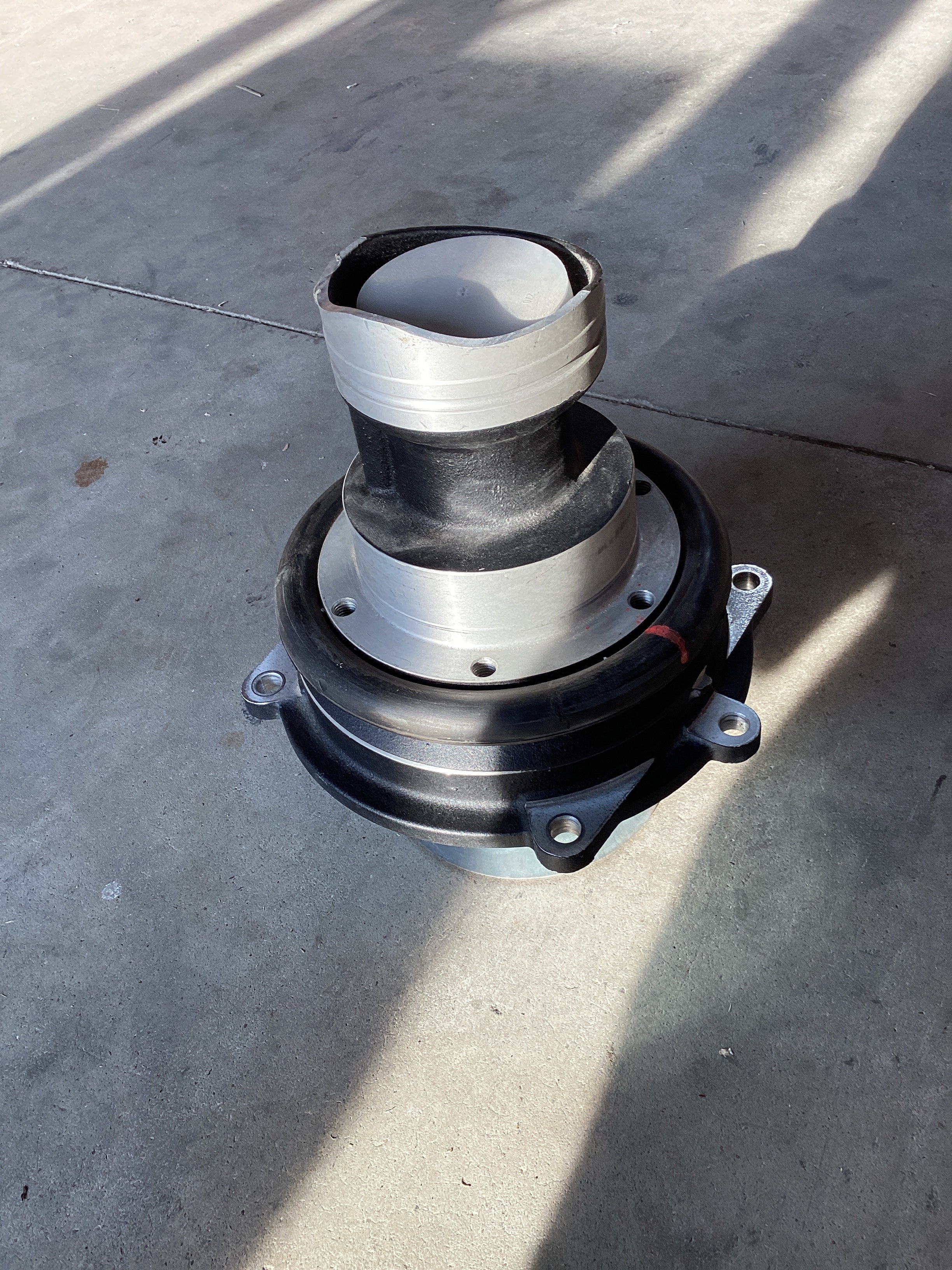 مبيت Volvo Penta IPS الوسيط باللون الأسود - 23247830