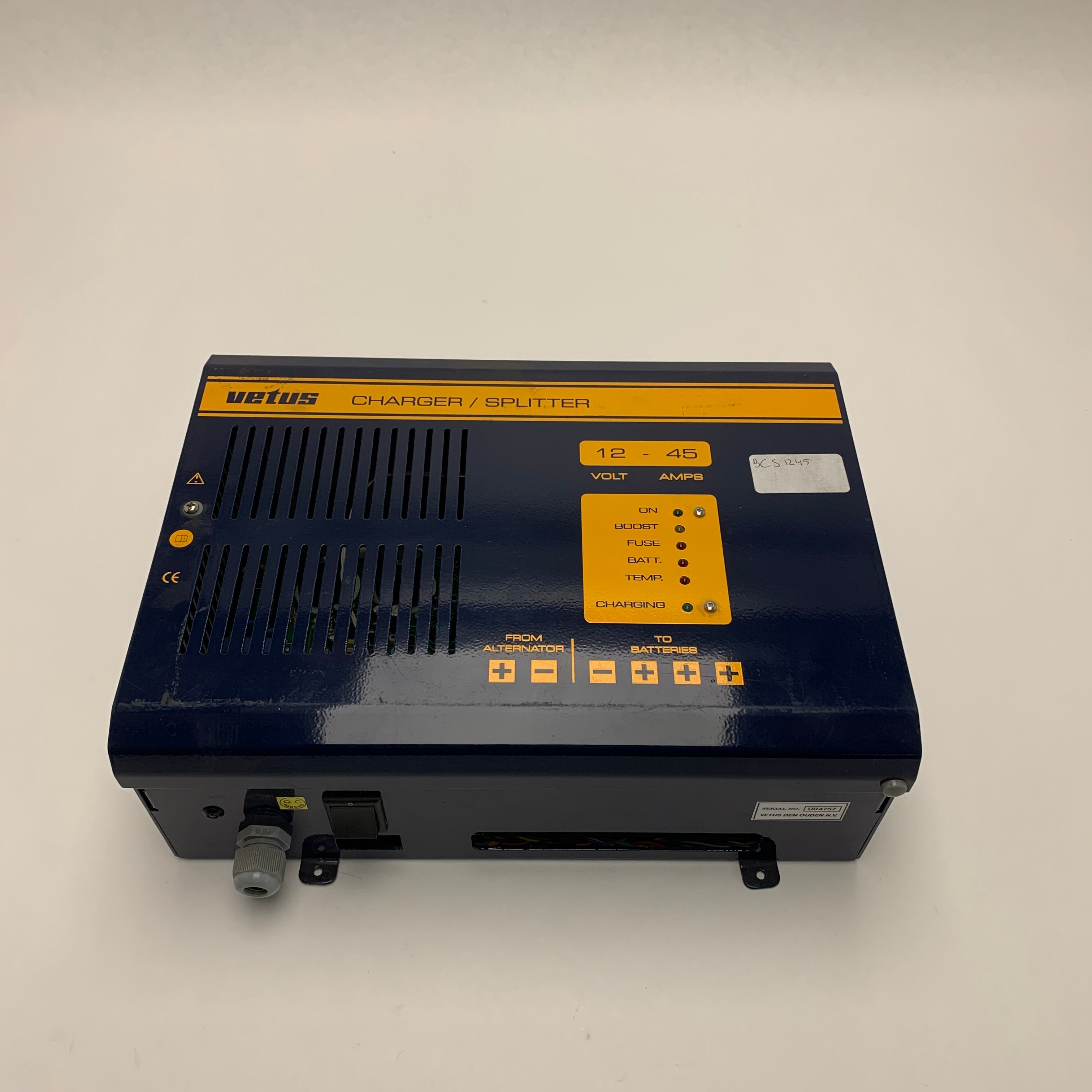 Caricabatterie e isolatore combinato Vetus BCS1245 12V