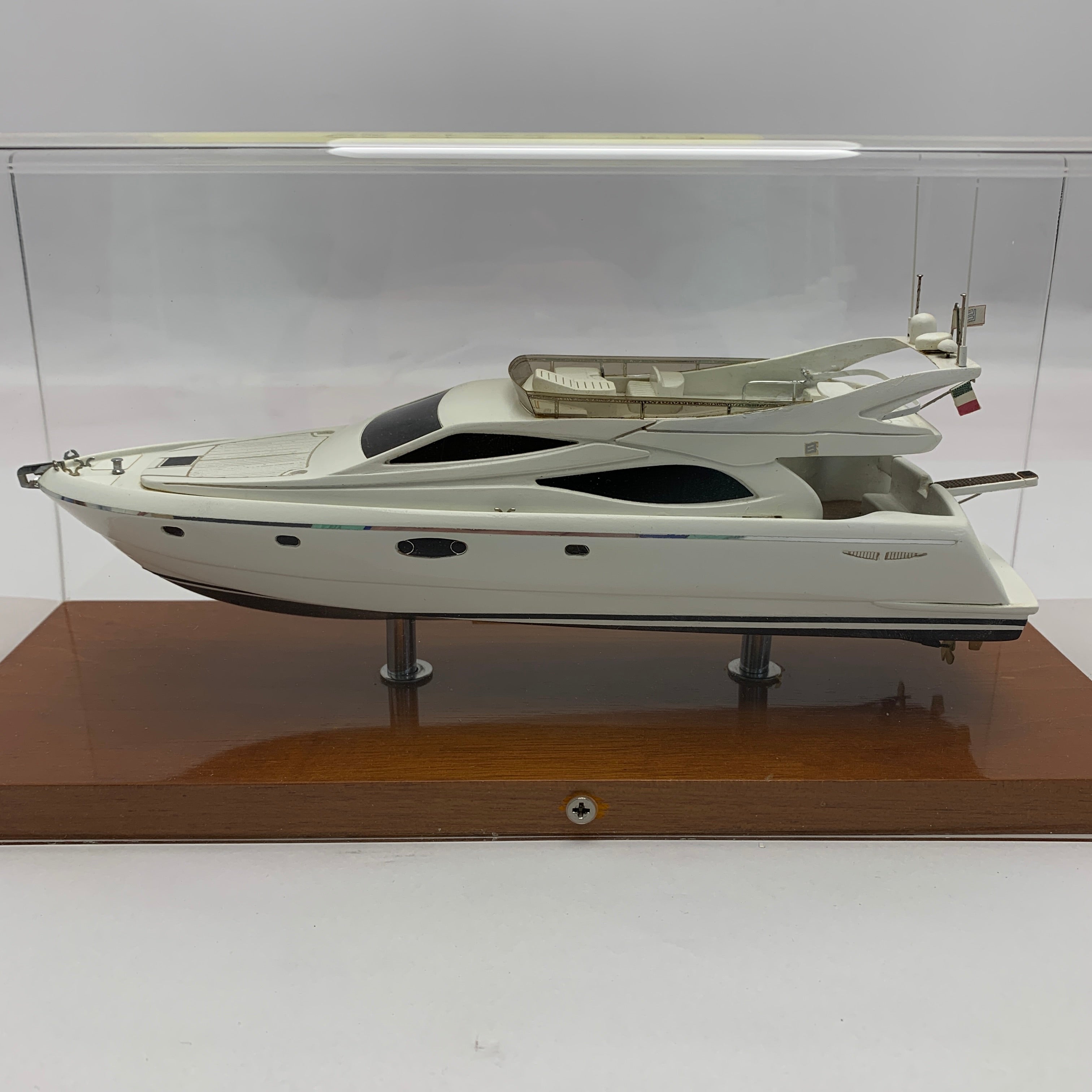Original Ferretti F592 modell i skala 1:70 vit - 251029