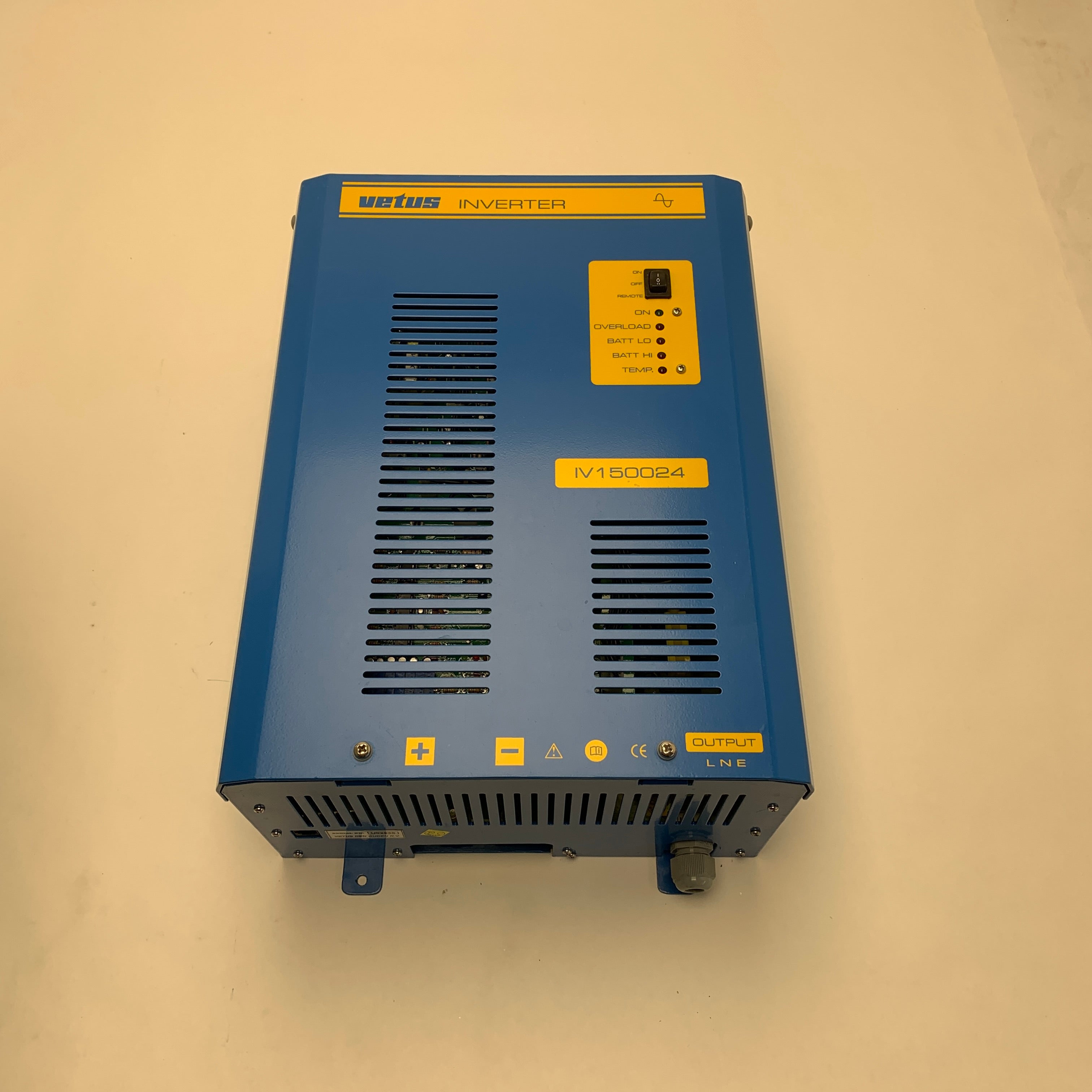 Vetus IV050024 500W 24V синусоидален инвертор 230V