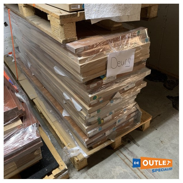 Pallet con diferentes puertas de caoba, teca, roble, nogal 25 piezas