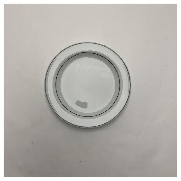 Okrągły płaski talerz ceramiczny Riva 21 cm do użytku morskiego - wytrzymała porcelanowa zastawa stołowa z niebieskim wykończeniem i logo Riva