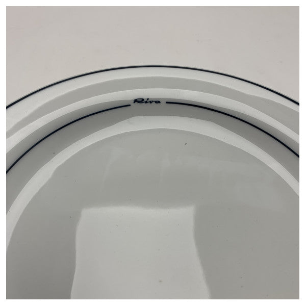 Okrągły płaski talerz ceramiczny Riva 21 cm do użytku morskiego - wytrzymała porcelanowa zastawa stołowa z niebieskim wykończeniem i logo Riva