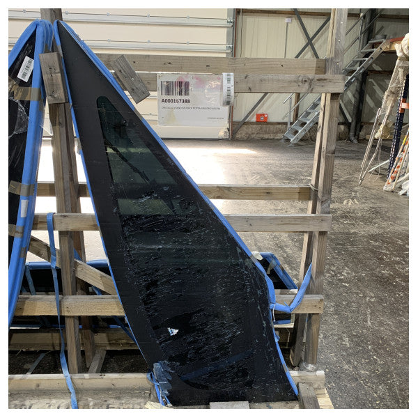 panel de ventana de vidrio del lado de babor del casco del Azimut Verve 42 