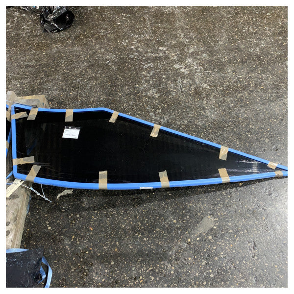 panel de ventana de vidrio del lado de babor del casco del Azimut Verve 42 