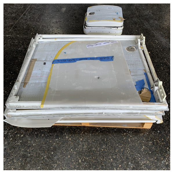 Escotilla de acceso marina Ferretti de acero inoxidable recubierto en blanco - 123 x 103 cm 
