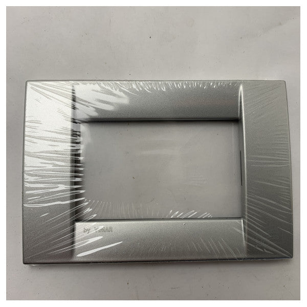 Placa de interruptor eléctrico marino de 3 contactos de metal plateado mate Classic Vimar - 16733.21.02