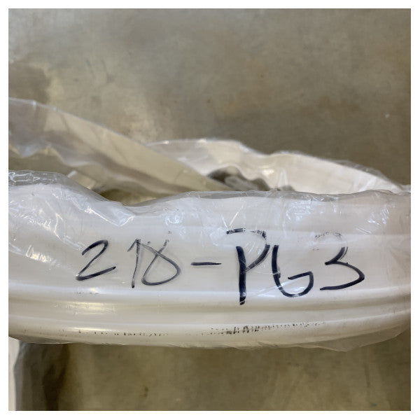 Polyform PG-3 PolyGuard Dok Fender Extrusie - 3 meter Bescherm uw boot en dok met de robuuste en duurzame Polyform PG-3 PolyGuard Dock Fender. Deze hoogwaardige fender, gemaakt van de unieke PolyGuard formule, biedt een superieure bescherming tegen stoten