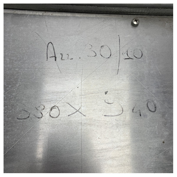 Właz ze stali nierdzewnej o wymiarach 376 x 680 mm � Wodoodporny, trwały i łatwy w montażu