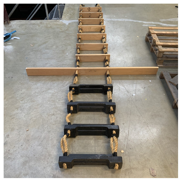 Лоцманська драбина Biscaya - міцна морська драбина з протиковзкими дерев'яними перекладинами для кораблів і човнів