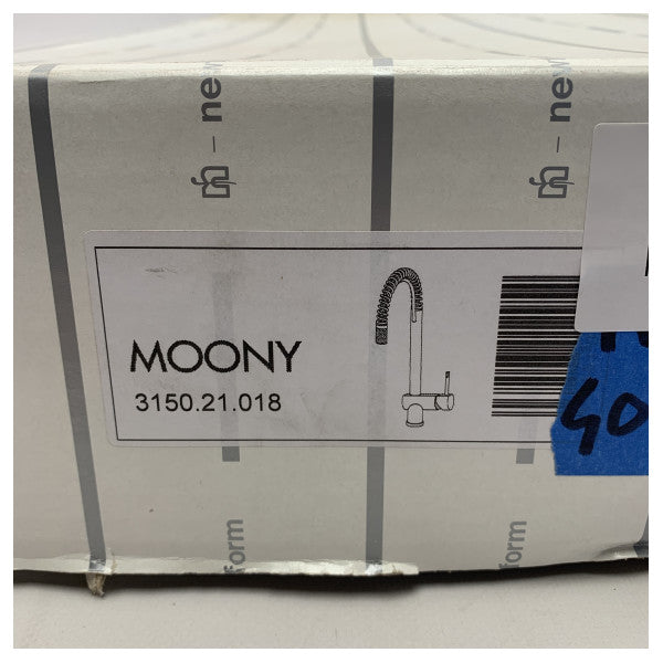 Il nuovo rubinetto flessibile monocomando per cucina Moony di Newform, in cromo, codice 3150.21.018.