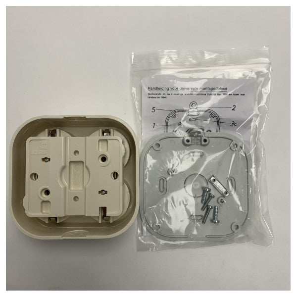 Морски клас захранващ стенен контакт с четири двойни изхода - устойчив на атмосферни влияния и издръжлив