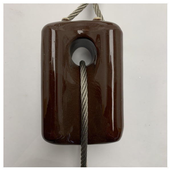 Морски керамичен кабелен изолатор със скоби от неръждаема стомана - устойчива на атмосферни влияния и дълготрайна защита за офшорни и корабни приложения