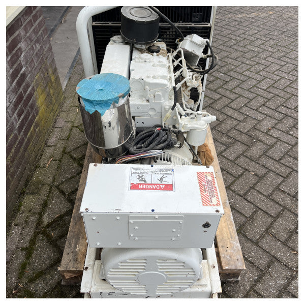 "Se vende generador diésel Northern Lights de 15 kW, trifásico, 1500 RPM y nivel 3, usado." 

"Used Northern Lights 15 kW 3 phase 1500 RPM tier 3 diesel generator for sale."