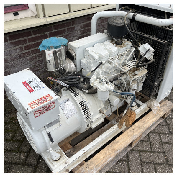 "Se vende generador diésel Northern Lights de 15 kW, trifásico, 1500 RPM y nivel 3, usado." 

"Used Northern Lights 15 kW 3 phase 1500 RPM tier 3 diesel generator for sale."