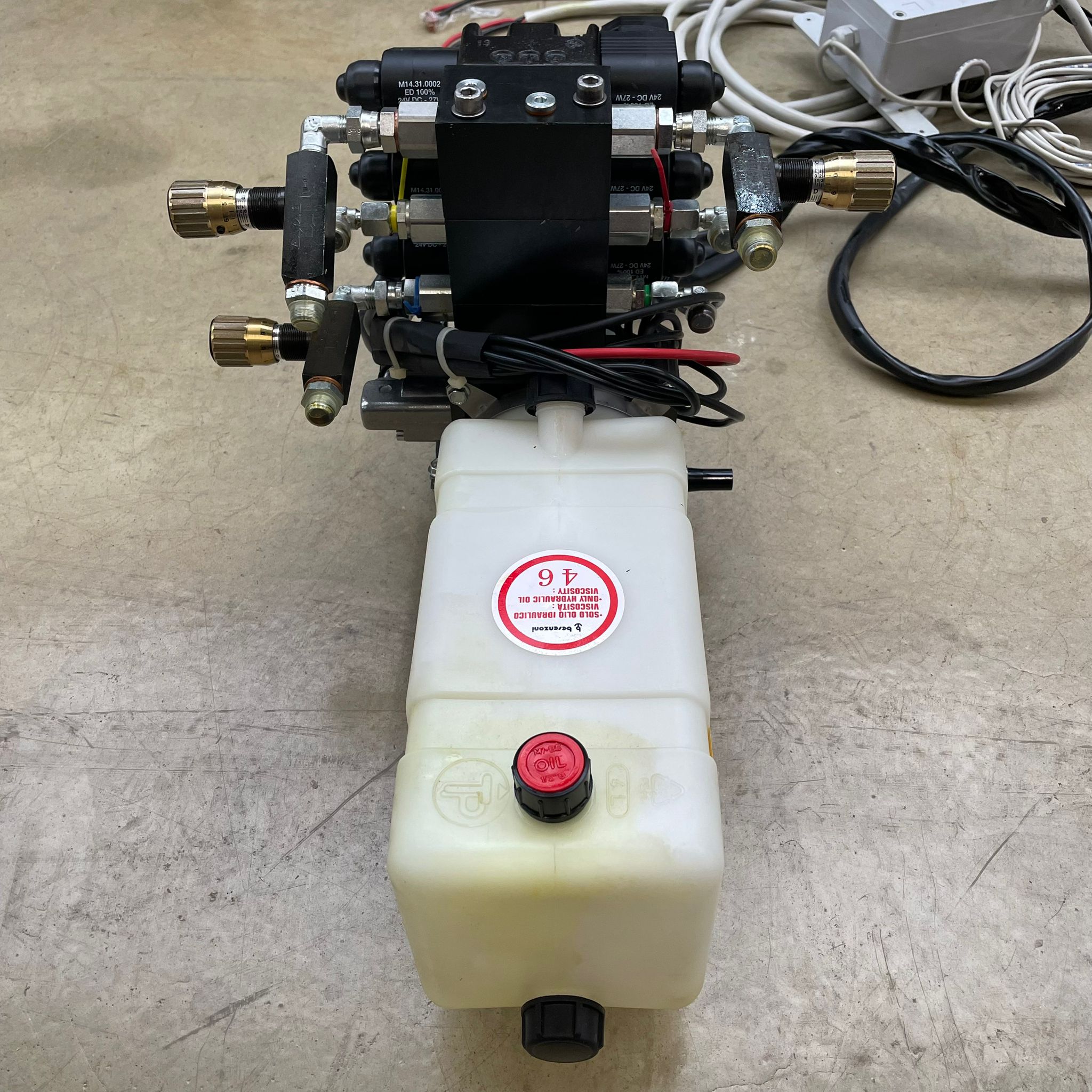 6-функціональний гідравлічний блок Besenzoni 24В з пультом дистанційного керування