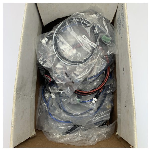 Кутия с различни кабели Raymarine и гръбначни кабели