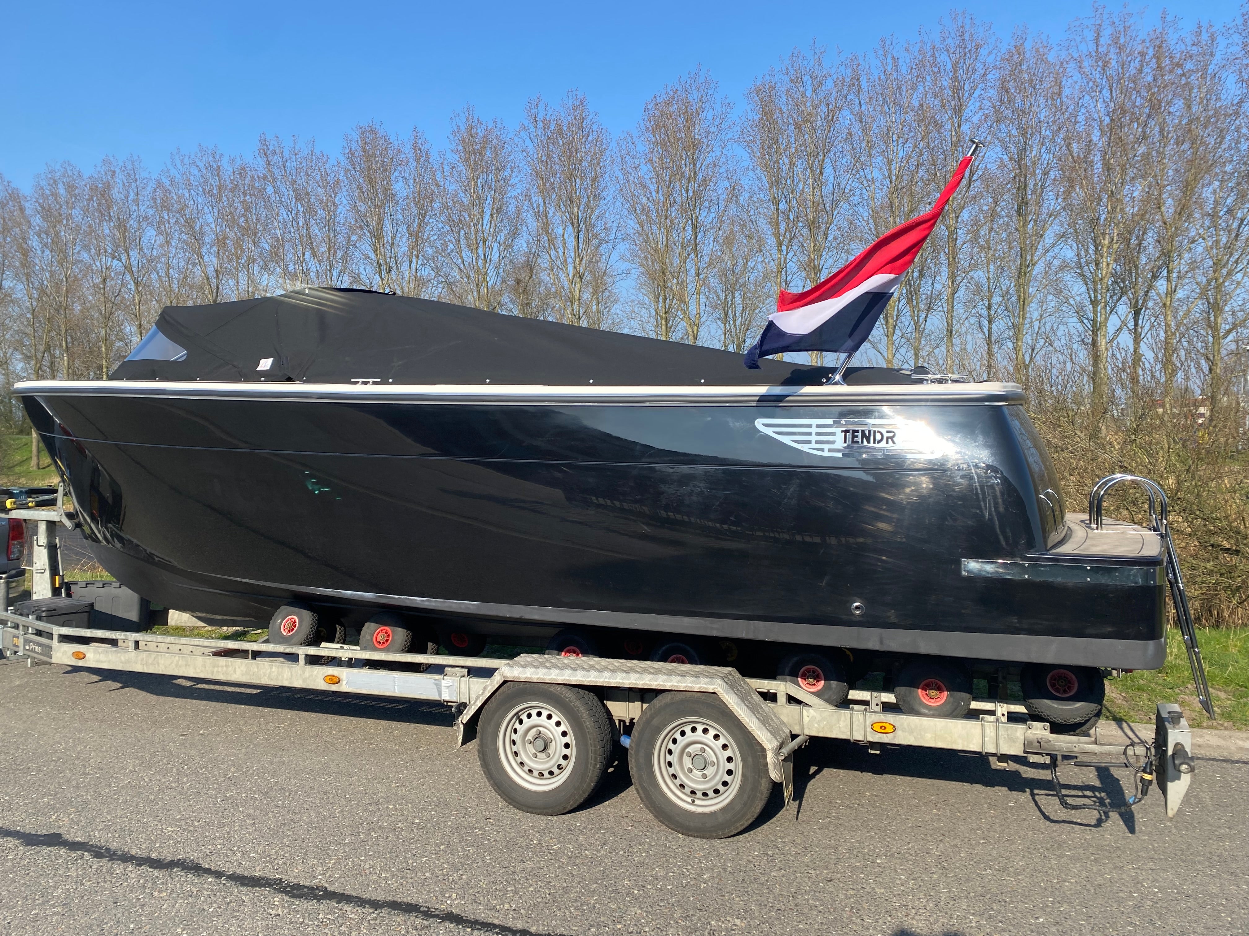 TENDR 23 Outboard 7 meter polyester sloop svart