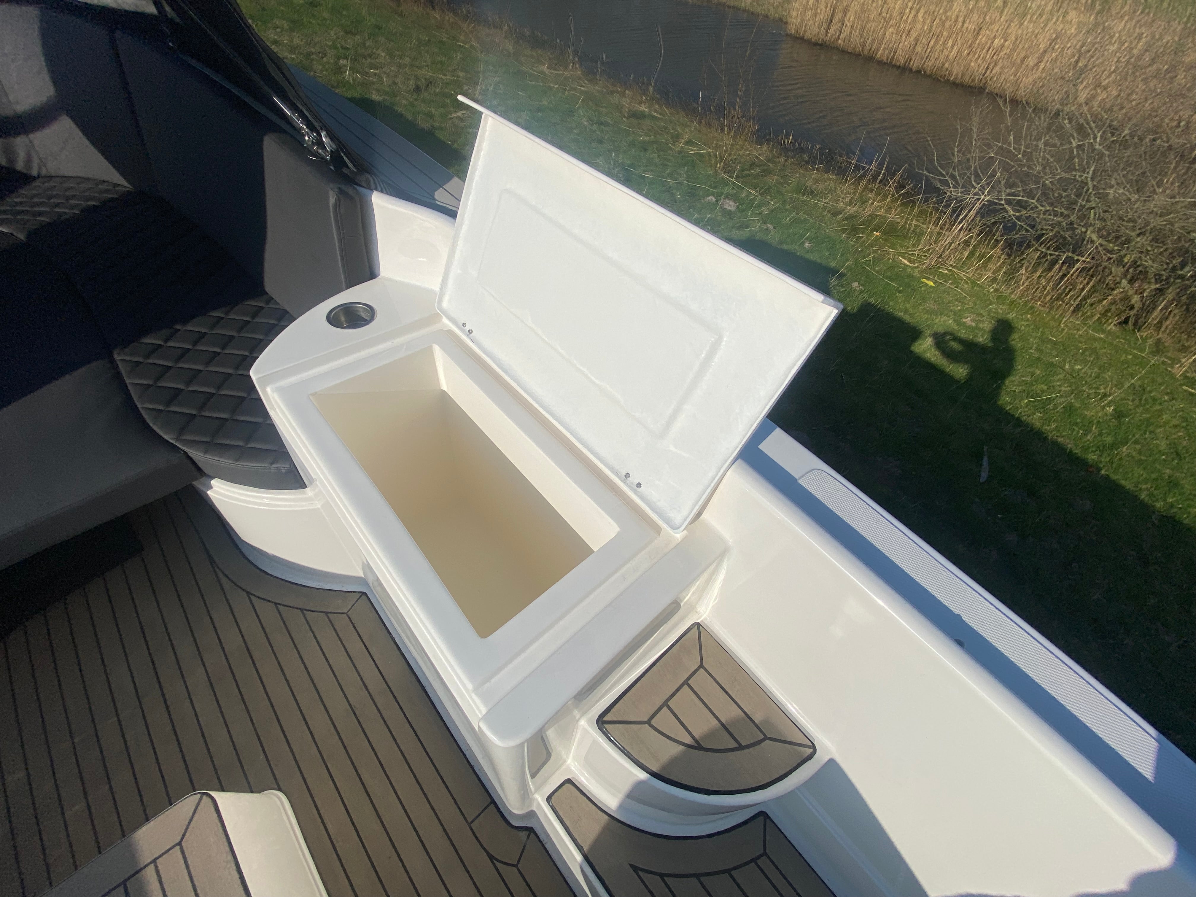 Tendr 23 outboard 7 metri tal-poliester sloop iswed