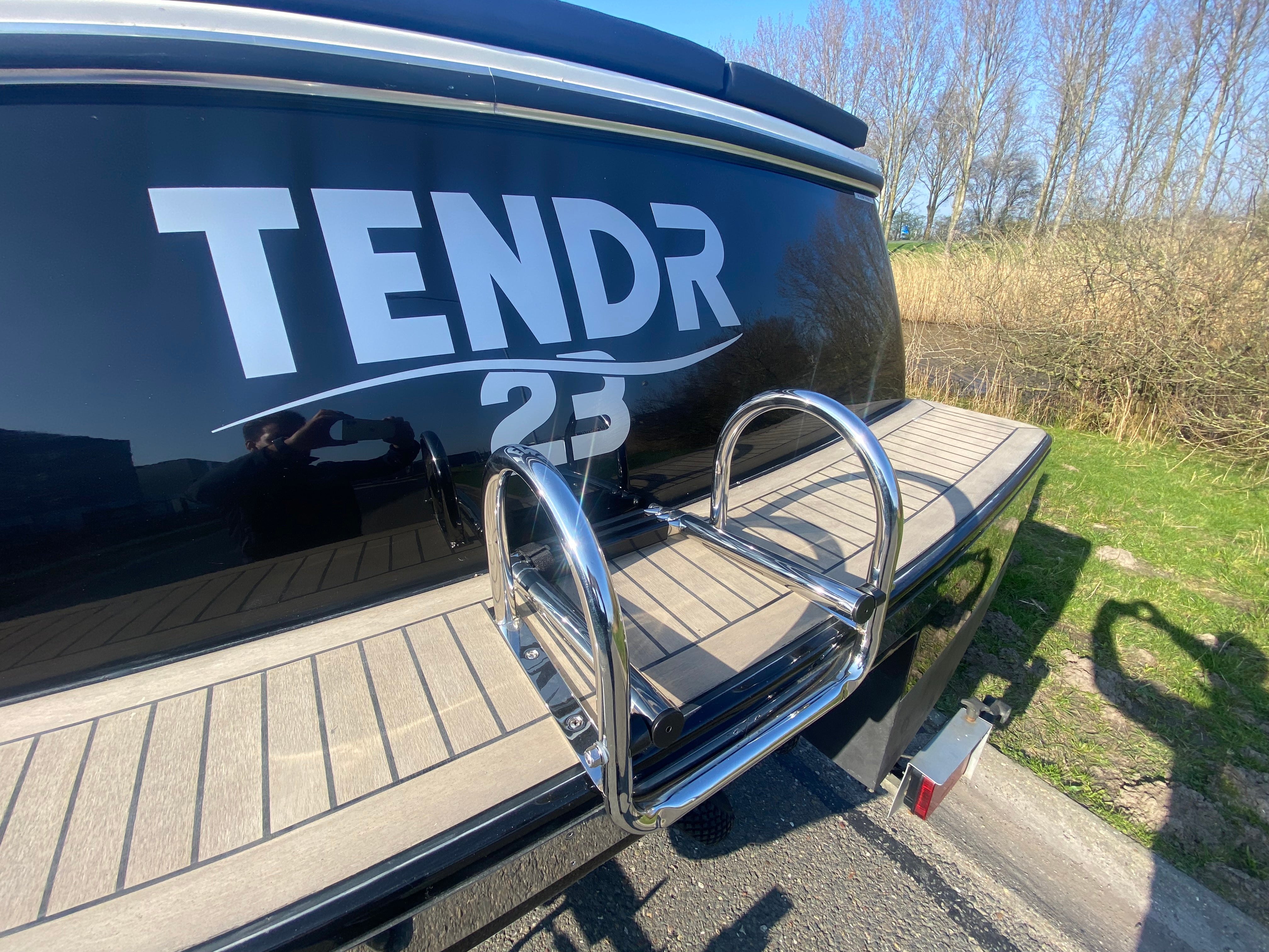 TENDR 23 Outboard 7-метров полиестерен шлеп черен