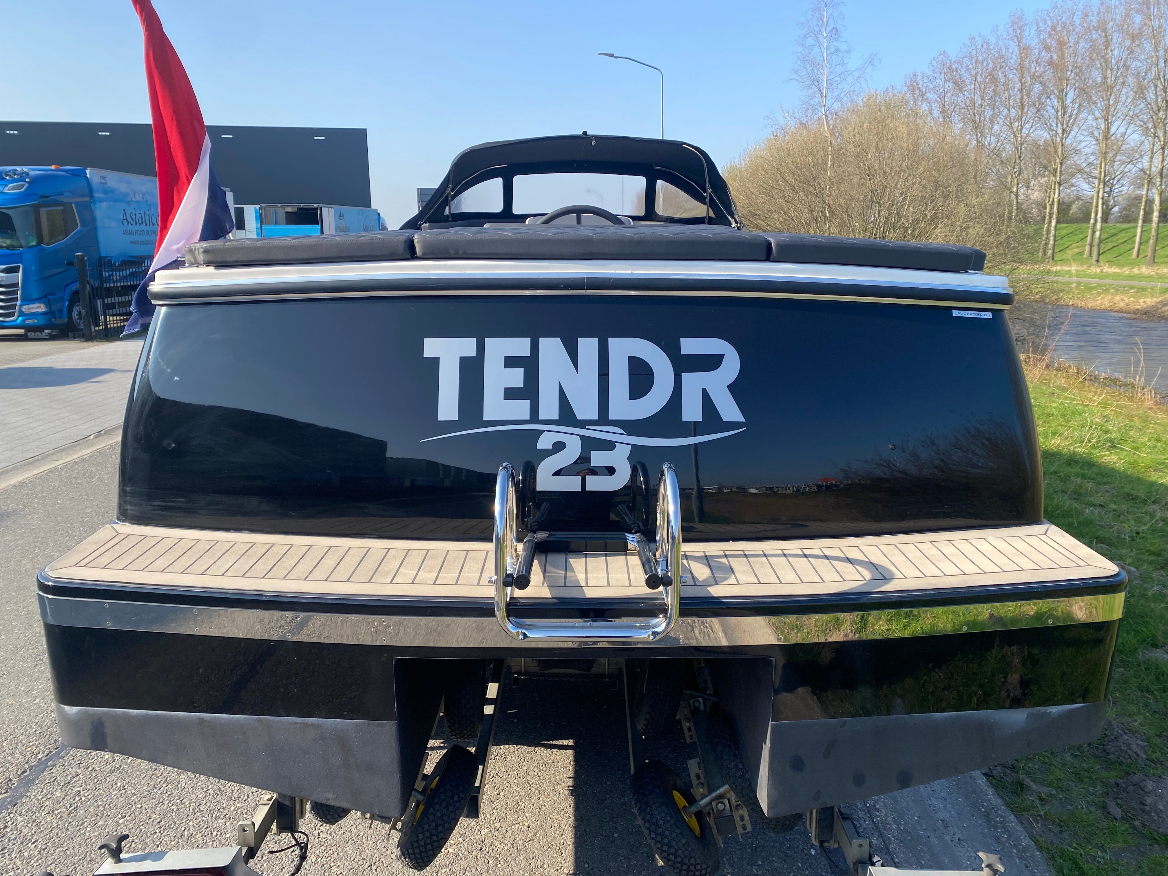 TENDR 23 Outboard 7-метров полиестерен шлеп черен